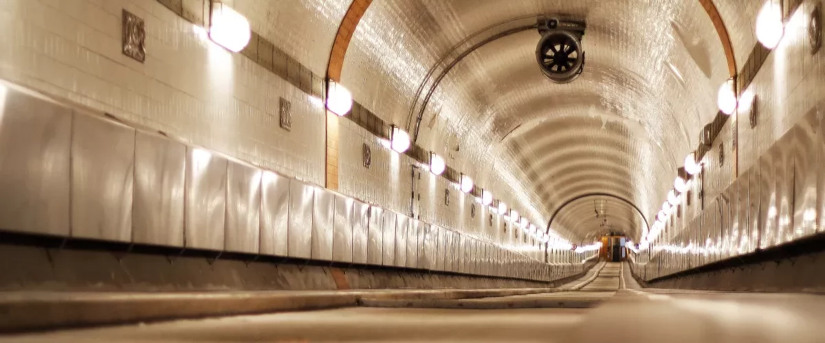 hamburger-elbtunnel-landungsbrucken