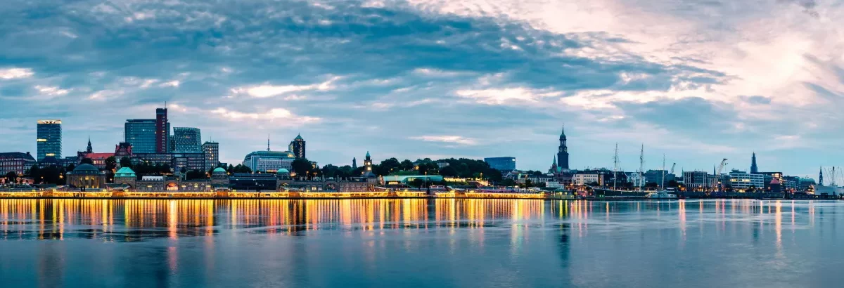 skyline-hamburg-hafen-am-abend